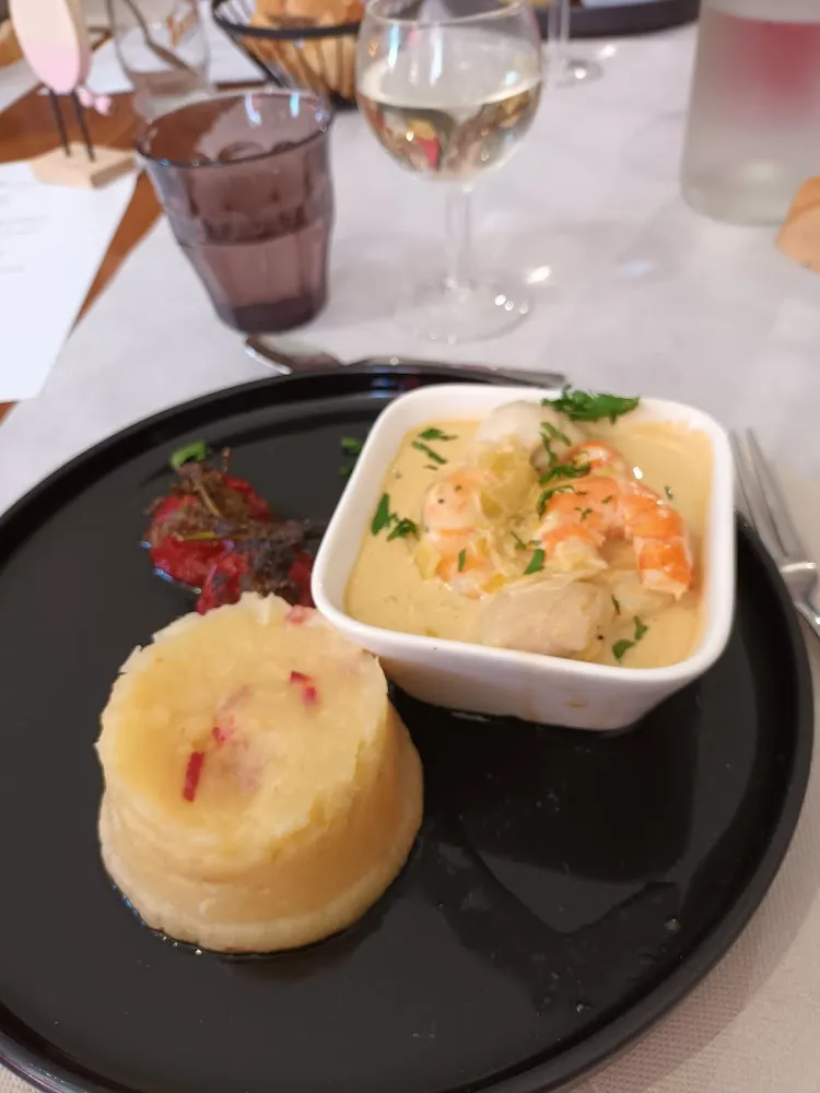 Nage de Crevettes Et Saint Jacques Aux Poireaux Puree de Panais Au Chorizo